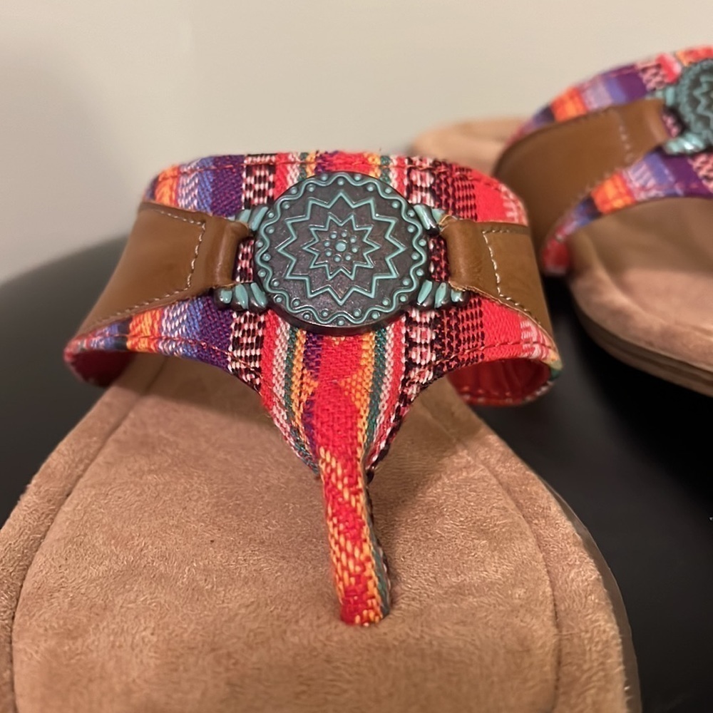 Minnetonka Aztec Frisco Sandals, Flip Flops, vibrant multi color women’s size 9 - Picture 10 of 11